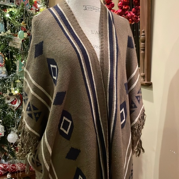 Very J women’s Small Boho Poncho Cover-Up, Southwestern Vibe, Tribal pattern - Picture 12 of 16